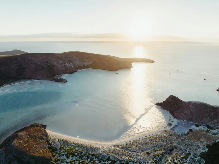 Bahía de aguas tranquilas en La Paz al amanecer