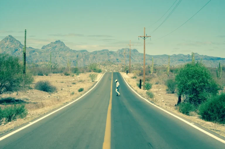 Carretera que cruza el desierto hacia las montañas cerca de Loreto, Baja California Sur