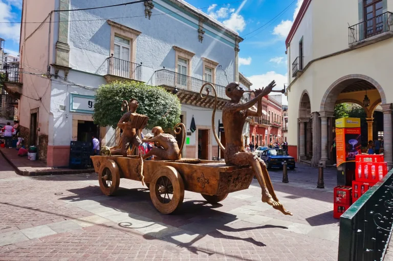Escultura de bronce en una calle de un pueblo colonial de México